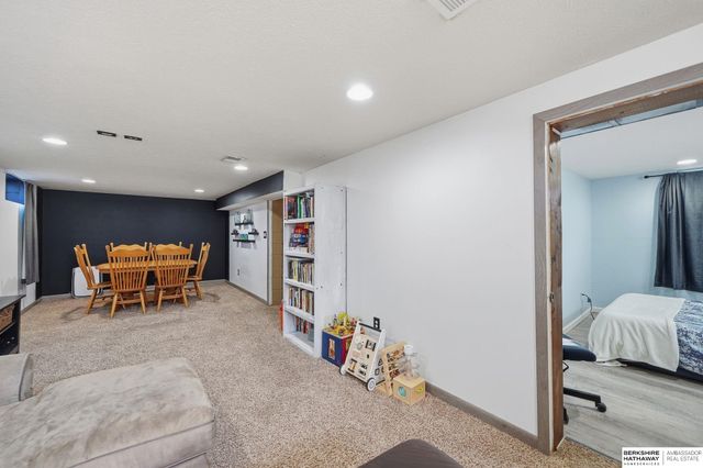 1831 Sunny Hill Road, Lincoln, NE 68502