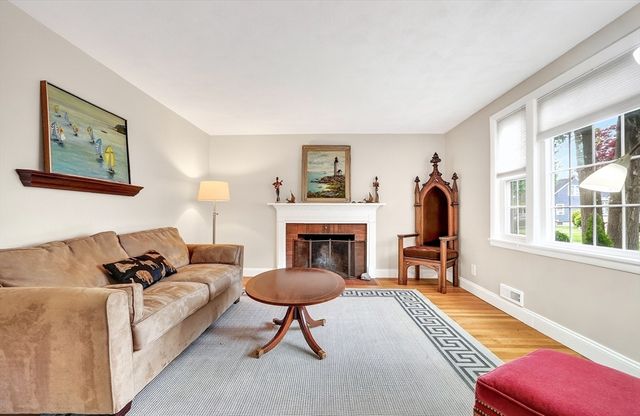 43 Grandview Ave, Watertown, MA 02472