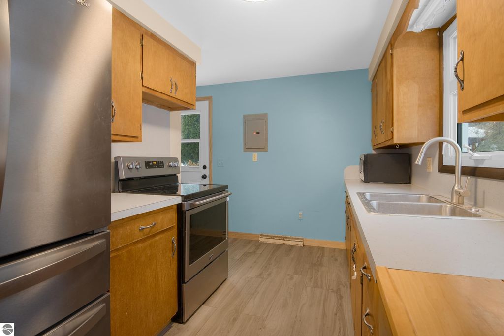 Image 11 of property listing at 5813 Pennington Drive, Beulah, MI 49617