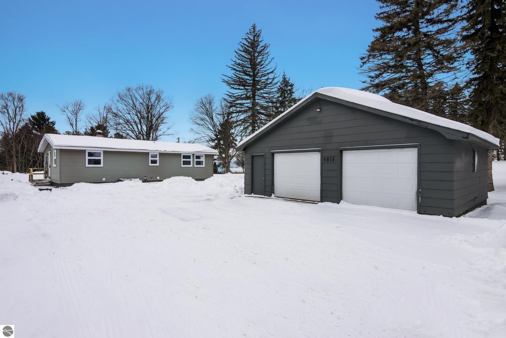 Image 4 of property listing at 5813 Pennington Drive, Beulah, MI 49617