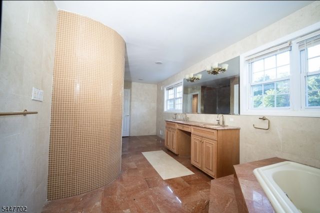 69 Ridge Dr, Livingston Twp., NJ 07039
