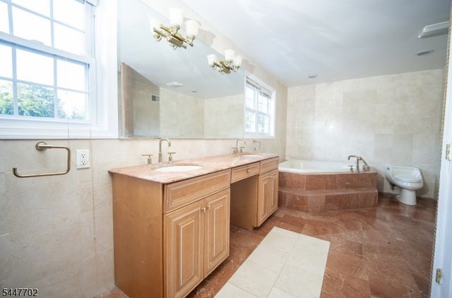 69 Ridge Dr, Livingston Twp., NJ 07039