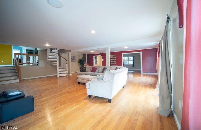 69 Ridge Dr, Livingston Twp., NJ 07039