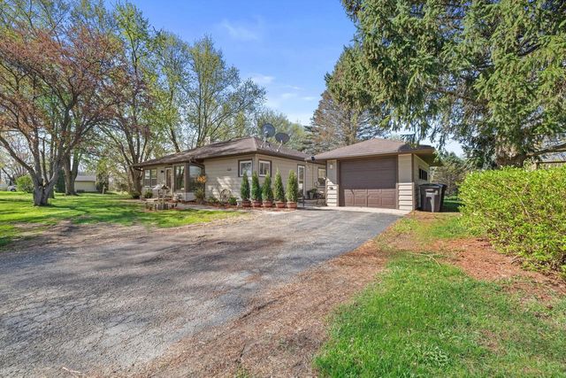 N6637 Juniper ROAD, Elkhorn, WI 53121