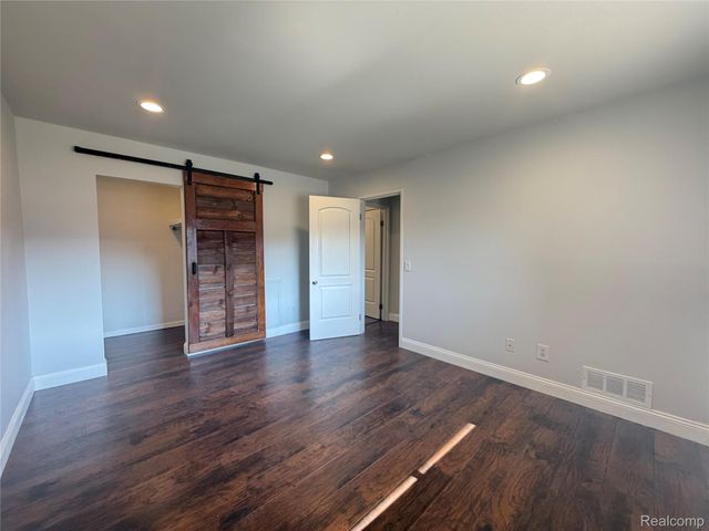 22140 Indian Creek Drive, Farmington Hills, MI 48335