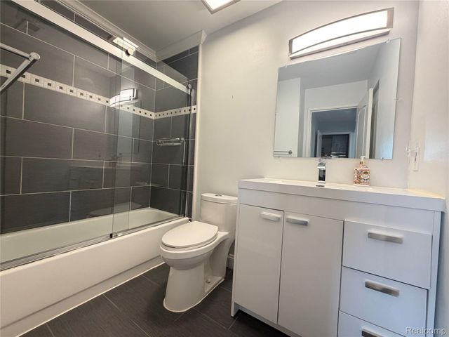 22140 Indian Creek Drive, Farmington Hills, MI 48335