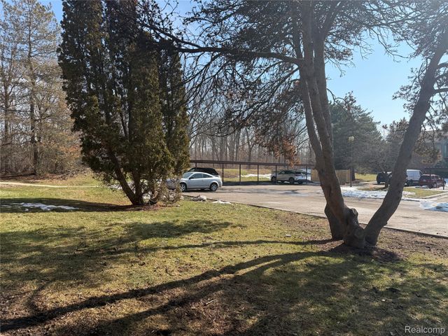 22140 Indian Creek Drive, Farmington Hills, MI 48335