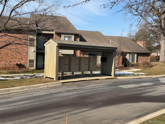 22140 Indian Creek Drive, Farmington Hills, MI 48335