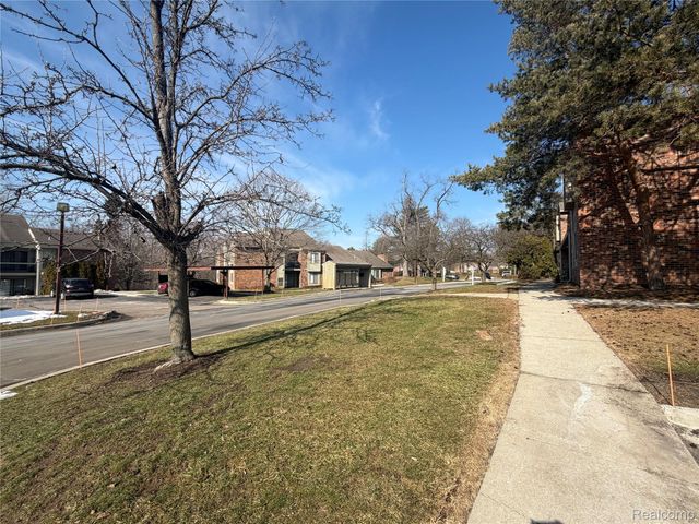 22140 Indian Creek Drive, Farmington Hills, MI 48335