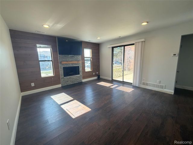 22140 Indian Creek Drive, Farmington Hills, MI 48335