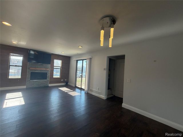 22140 Indian Creek Drive, Farmington Hills, MI 48335