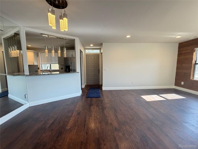 22140 Indian Creek Drive, Farmington Hills, MI 48335