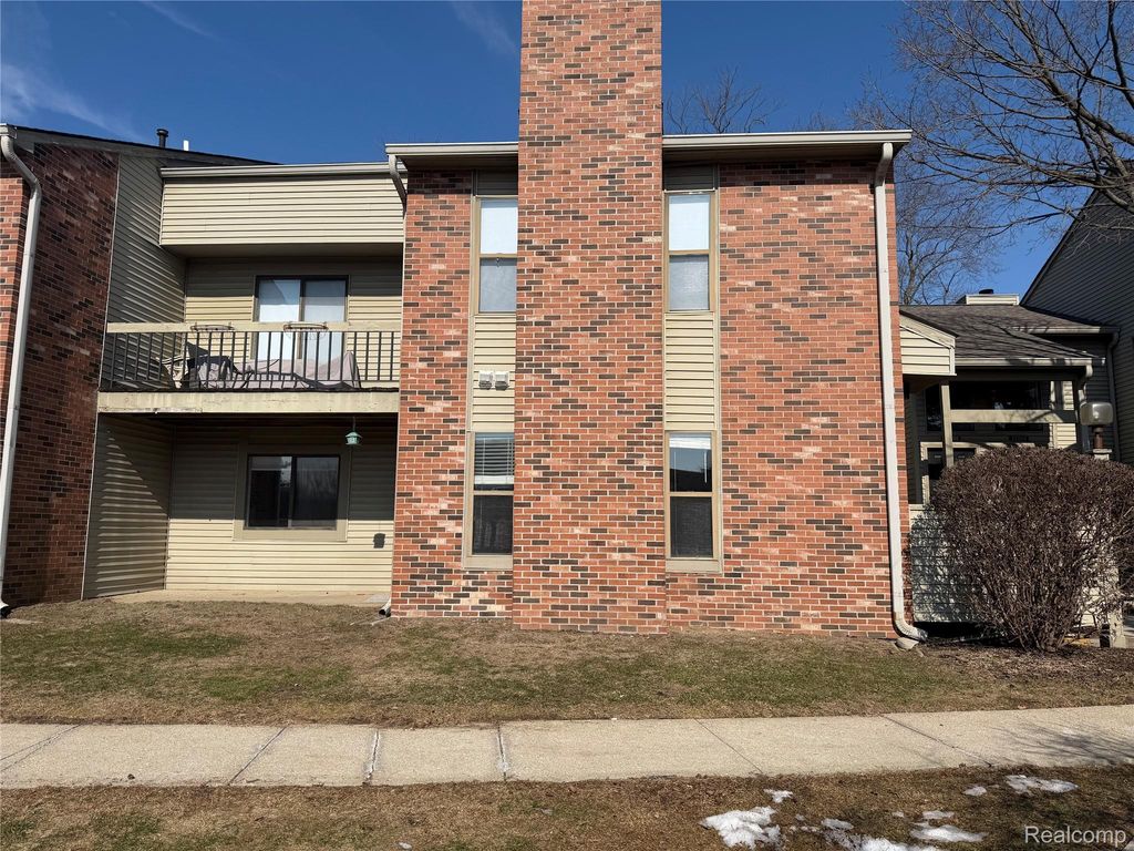 22140 Indian Creek Drive, Farmington Hills, MI 48335