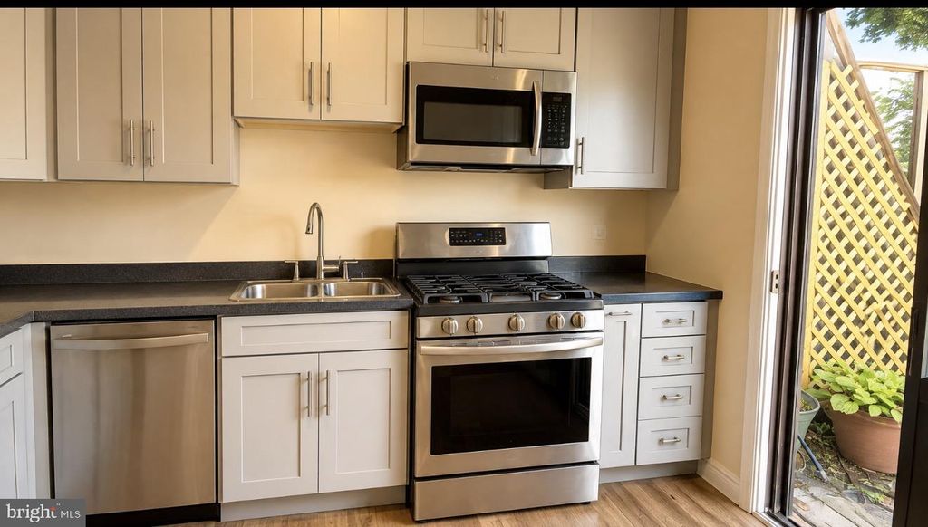 2928 CAMBRIDGE ST, PHILADELPHIA, PA 19130 — photo 2