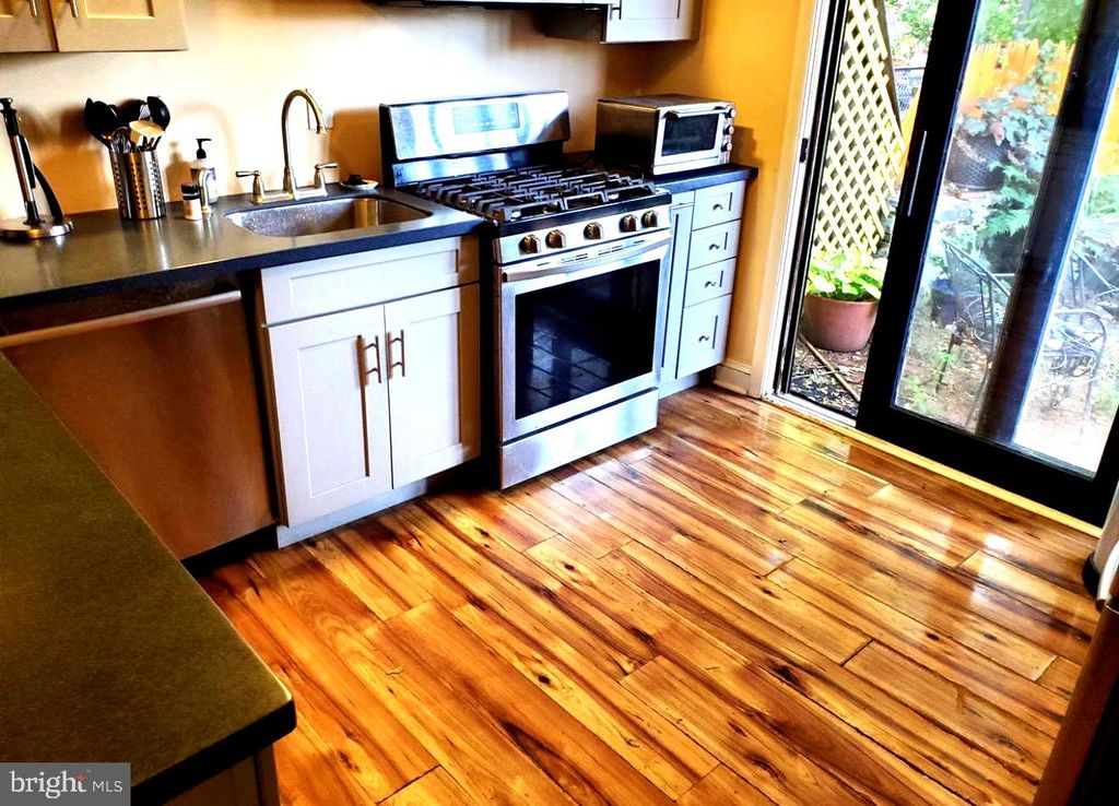2928 CAMBRIDGE ST, PHILADELPHIA, PA 19130 — photo 3