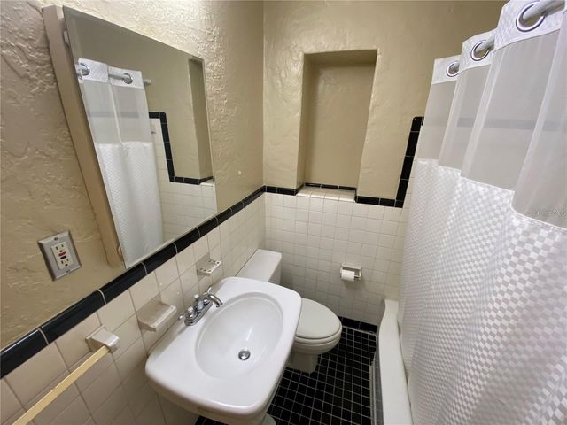 201 N GLENWOOD AVENUE, Orlando, FL 32803