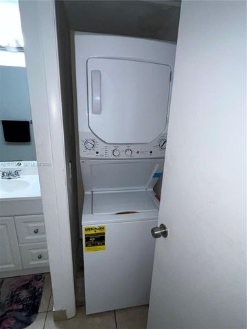 183 Lakeview Dr 203, Weston, FL 33326