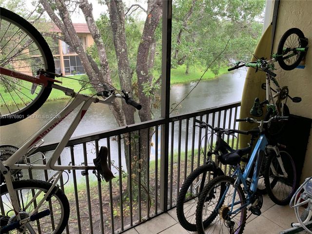 183 Lakeview Dr 203, Weston, FL 33326