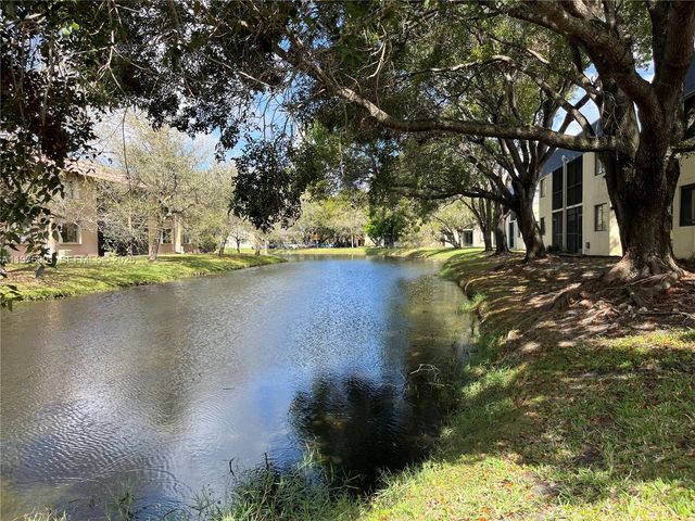 183 Lakeview Dr 203, Weston, FL 33326