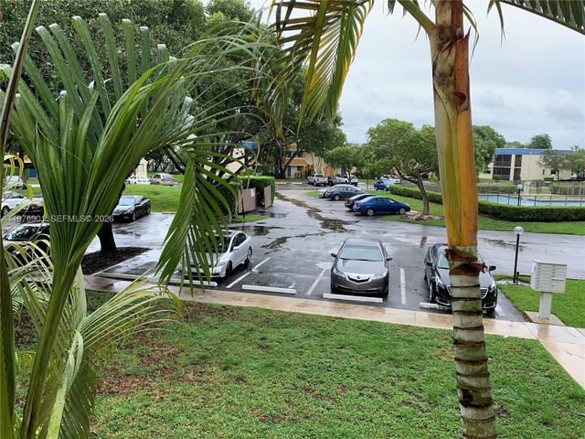 183 Lakeview Dr 203, Weston, FL 33326