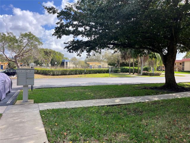 183 Lakeview Dr 203, Weston, FL 33326