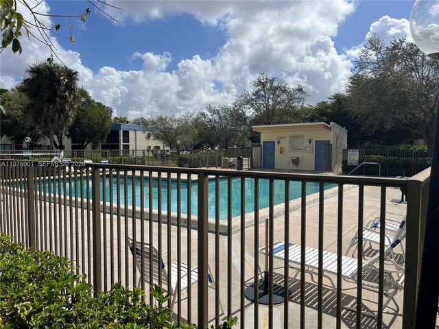 183 Lakeview Dr 203, Weston, FL 33326