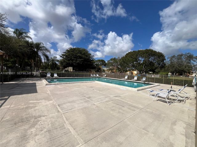 183 Lakeview Dr 203, Weston, FL 33326