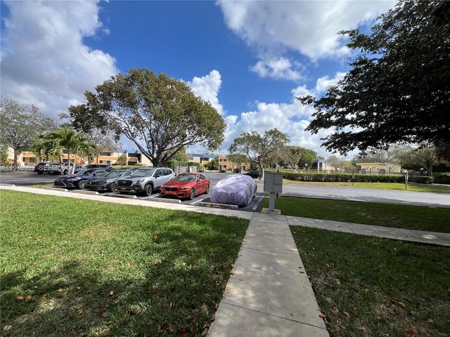183 Lakeview Dr 203, Weston, FL 33326
