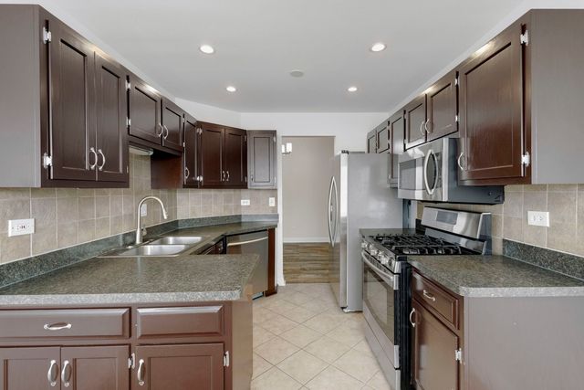 9724 W Creek Road E2, Palos Park, IL 60464