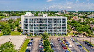 2005 S Finley Road 704, Lombard, IL 60148