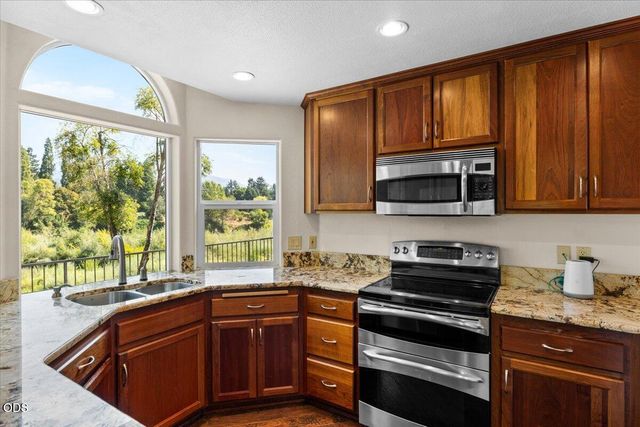 900 SE Mystic Drive, Grants Pass, OR 97527