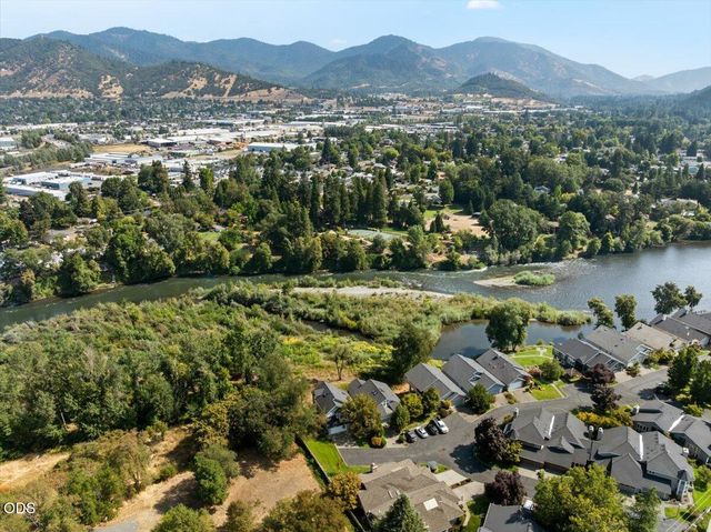 900 SE Mystic Drive, Grants Pass, OR 97527