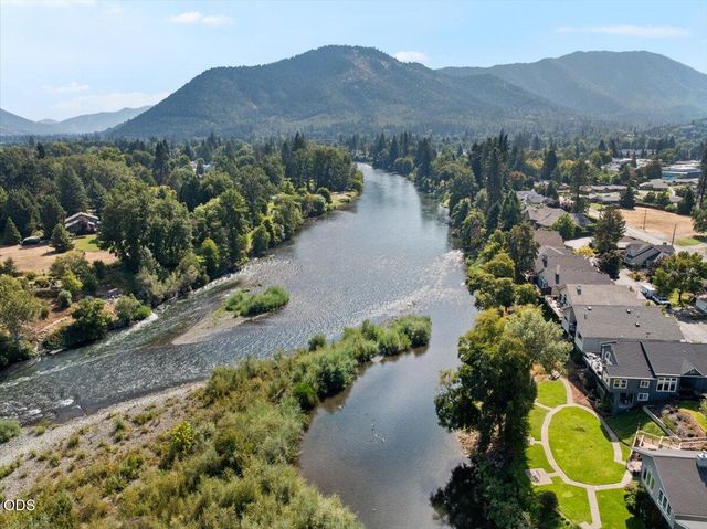 900 SE Mystic Drive, Grants Pass, OR 97527