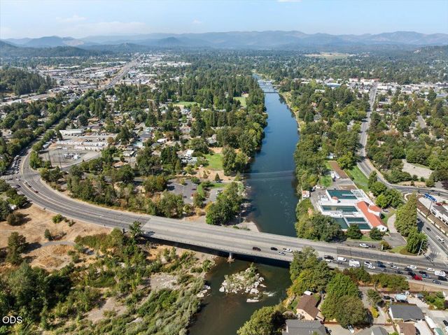 900 SE Mystic Drive, Grants Pass, OR 97527
