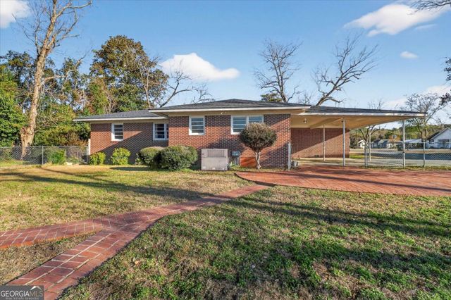 111 E Banks Street, Glennville, GA 30427