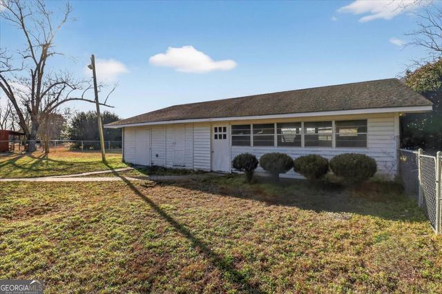 111 E Banks Street, Glennville, GA 30427