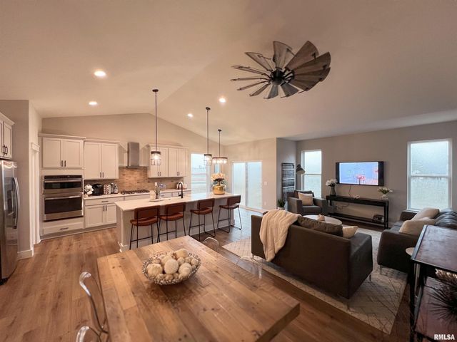 5937 BUTTERFIELD Drive, Bettendorf, IA 52722