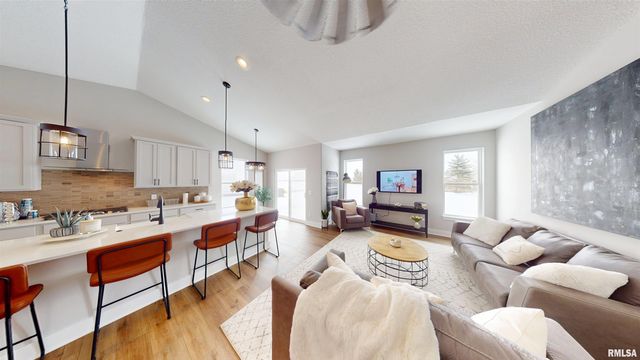 5937 BUTTERFIELD Drive, Bettendorf, IA 52722