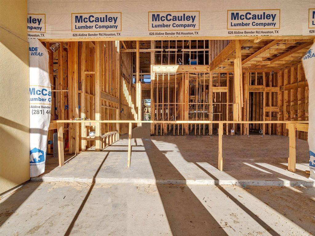 Image 16 of property listing at 36 W Shady Lane, Houston, TX 77063