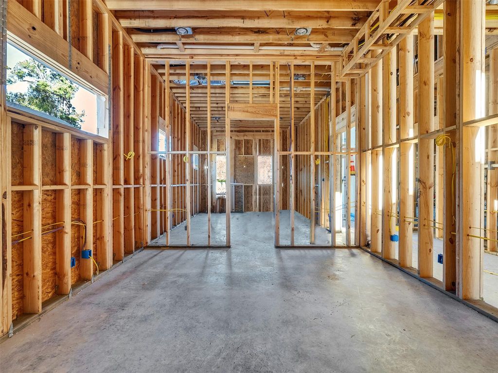 Image 21 of property listing at 36 W Shady Lane, Houston, TX 77063