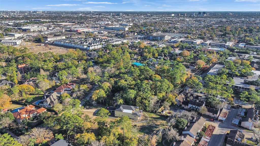 Image 27 of property listing at 36 W Shady Lane, Houston, TX 77063