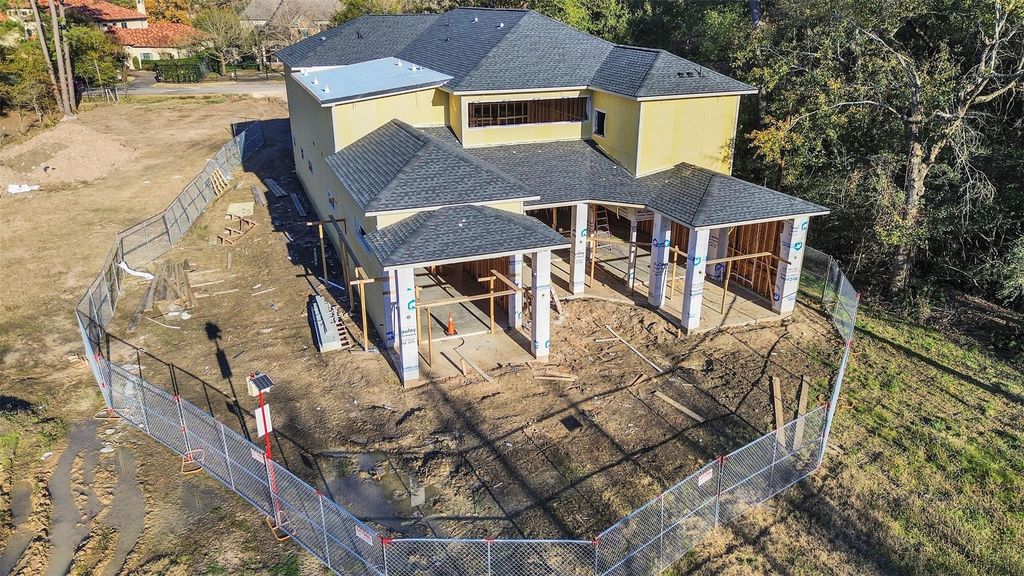 Image 29 of property listing at 36 W Shady Lane, Houston, TX 77063