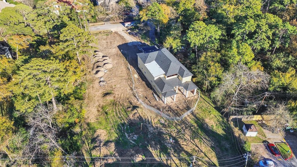 Image 3 of property listing at 36 W Shady Lane, Houston, TX 77063