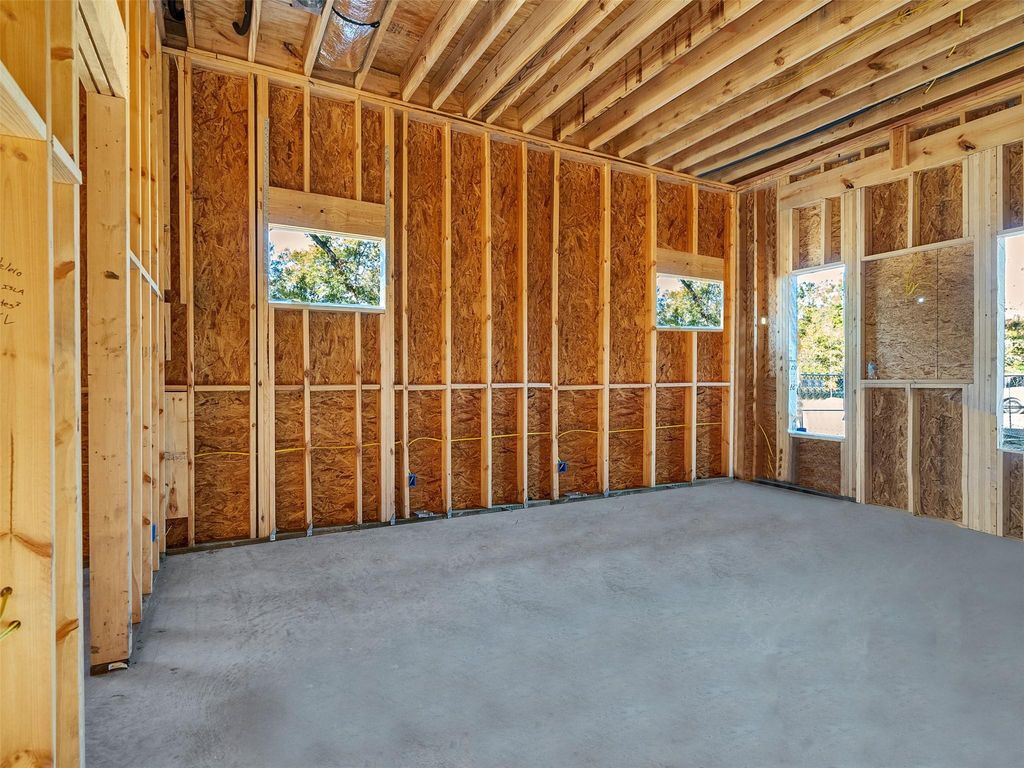 Image 8 of property listing at 36 W Shady Lane, Houston, TX 77063