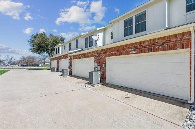 262 Legends Drive, Lewisville, TX 75057