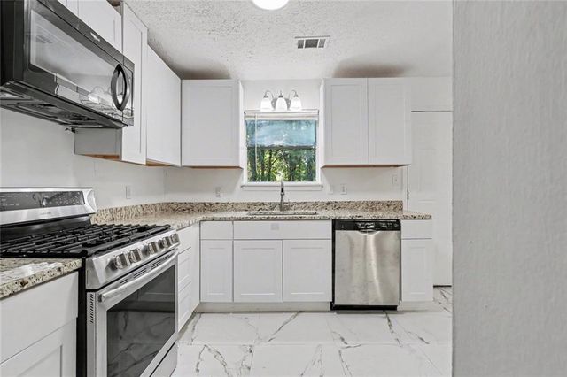 5880 Bluebonnet Circle, College Park, GA 30349