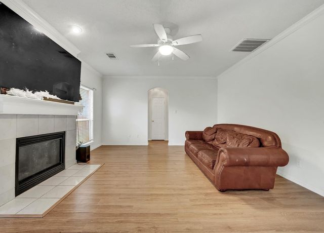 617 Crystal Brook Drive, Saginaw, TX 76179