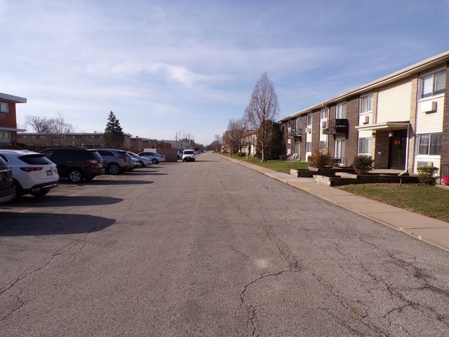 8860 N Western Avenue 2F, Des Plaines, IL 60016
