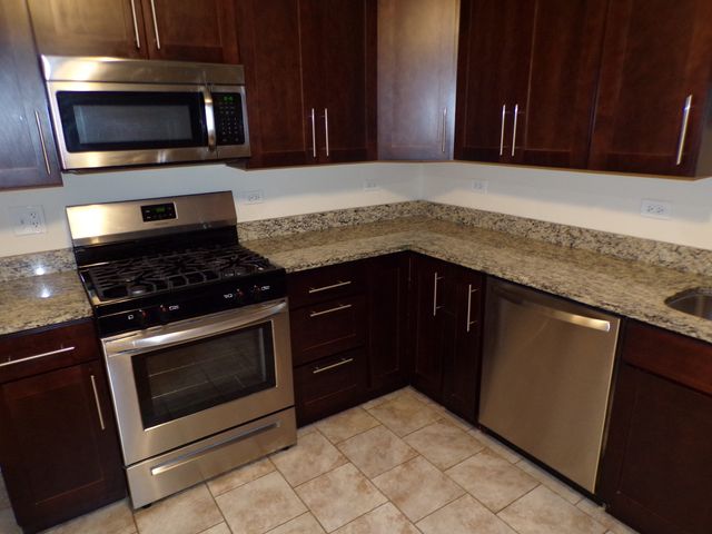 8860 N Western Avenue 2F, Des Plaines, IL 60016