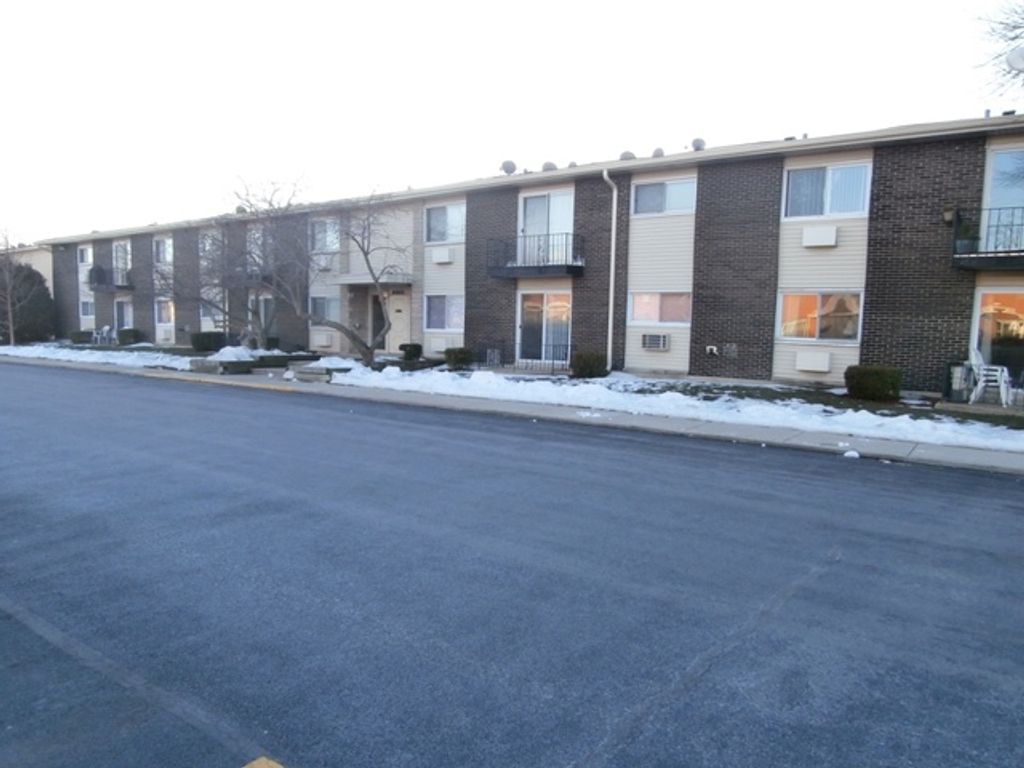 8860 N Western Avenue 2F, Des Plaines, IL 60016